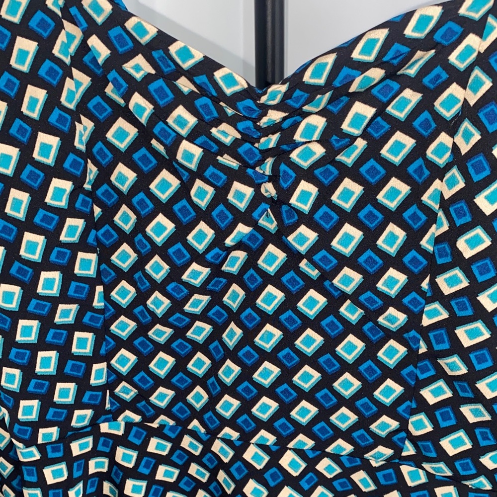 Chic Geometric Long Sleeve Dress - Picture 5 of 8